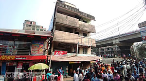 চট্টগ্রামে চশমা খালের পাড়ে হেলে পড়েছে ভবন