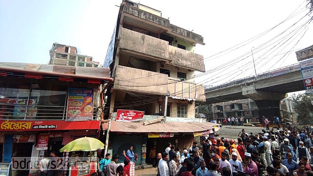 চট্টগ্রামে চশমা খালের পাড়ে হেলে পড়েছে ভবন