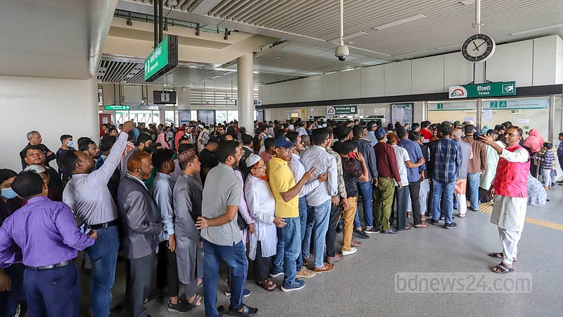 মেট্রোরেলের আগারগাঁও স্টেশনে টিকিট কাটতে শনিবার সকালে যাত্রীদের অপেক্ষা। ছবি: আসিফ মাহমুদ অভি