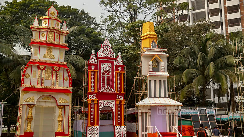 ঢাকা বিশ্ববিদ্যালয়ের জগন্নাথ হলের মাঠে ৭৩টি মণ্ডপে থাকবে সরস্বতী প্রতিমা। বৃহস্পতিবার সরস্বতী পূজাকে কেন্দ্র করে চলছে শেষ সময়ের প্রস্তুতি।&amp;nbsp;ছবি: মাহমুদ জামান অভি