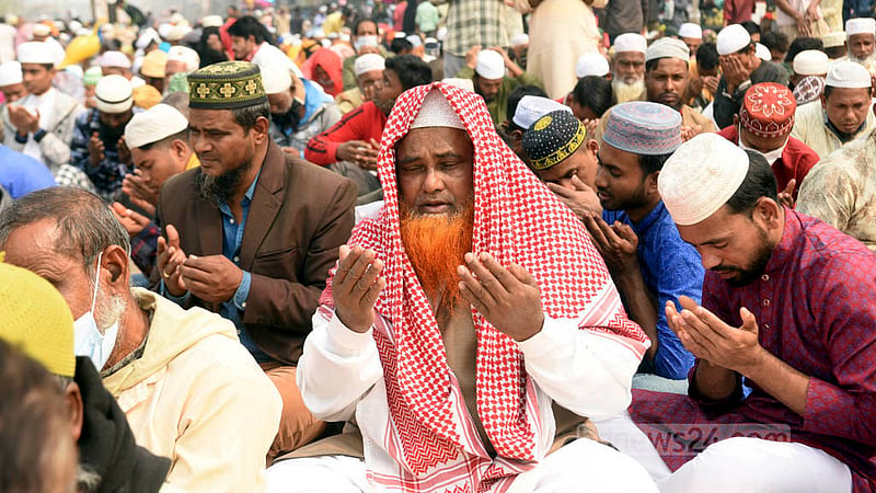 ইজতেমা ময়দানে স্থান না পাওয়ায় ঢাকা-ময়মনসিংহ মহাসড়কে পলিথিন, খবরের কাগজ বিছিয়ে আখেরি মোনাজাতে অংশ নেন অনেকেই।