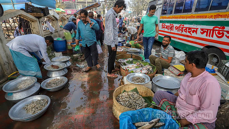 মিরপুর চিড়িয়াখানা রোডের ঈদগাঁ মাঠ এলাকায় ফুটপাত দখল করে গড়ে ওঠা বাজারে ক্রেতা-বিক্রেতারা। ছবি: আসিফ মাহমুদ অভি