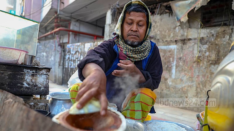পিঠা বিক্রেতা মোহাম্মদ শহিদুল্লা জানান ৩৭ বছর আগে ফুটপাতে যখন বিক্রি শুরু করেন তখন সব ধরনের পিঠার দাম ছিল ১ টাকা। এখন তা এসে ঠেকেছে ১০ টাকায়।&amp;nbsp;ছবি: মাহমুদ জামান অভি