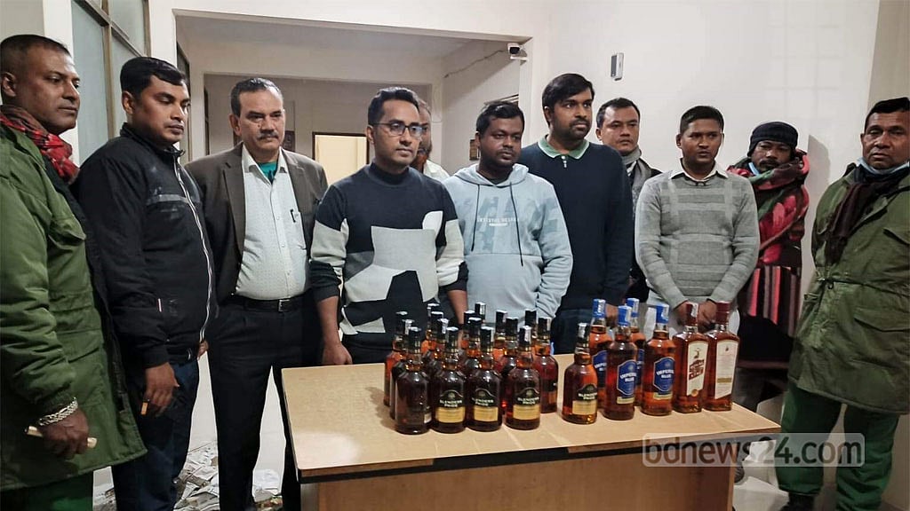 আমদানি পণ্য আনা ট্রাকে মদ, ভারতীয় চালক আটক