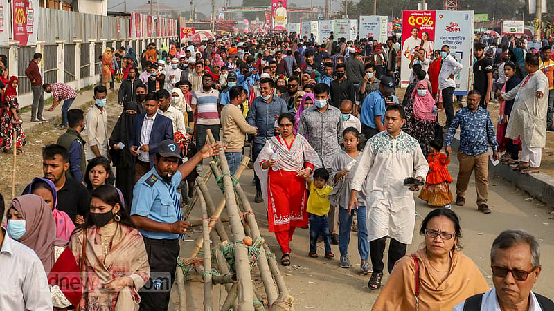 মাসব্যাপী ঢাকা আন্তর্জাতিক বাণিজ্য মেলায় সাপ্তাহিক ছুটির দিন শুক্রবার প্রবেশ পথে দর্শনার্থীদের সারি। ছবি: আসিফ মাহমুদ অভি