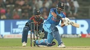 অবিশ্বাস্য জয়ের সম্ভাবনা জাগিয়েও পারল না ভারত