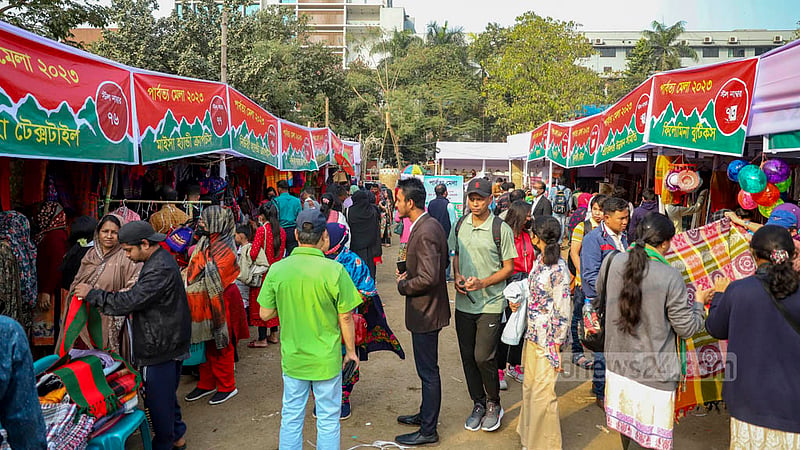 পার্বত্য চট্টগ্রাম বিষয়ক মন্ত্রণালয়ের আয়োজনে ৪ দিনব্যাপী মেলার শেষ দিন রোববার দেখা গেছে বেশ ভিড়।&amp;nbsp;ছবি: মাহমুদ জামান অভি
