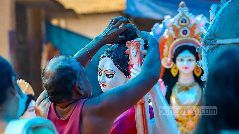 ঢাকা বিশ্ববিদ্যালয়ের জগন্নাথ হলে পূজার জন্য তৈরি সরস্বতীর প্রতিমা; বৃহস্পতিবার হবে পূজা, তার আগের দিন এক কারিগর দেখে নিচ্ছেন, সব ঠিক আছে কি না?&amp;nbsp;ছবি: মাহমুদ জামান অভি