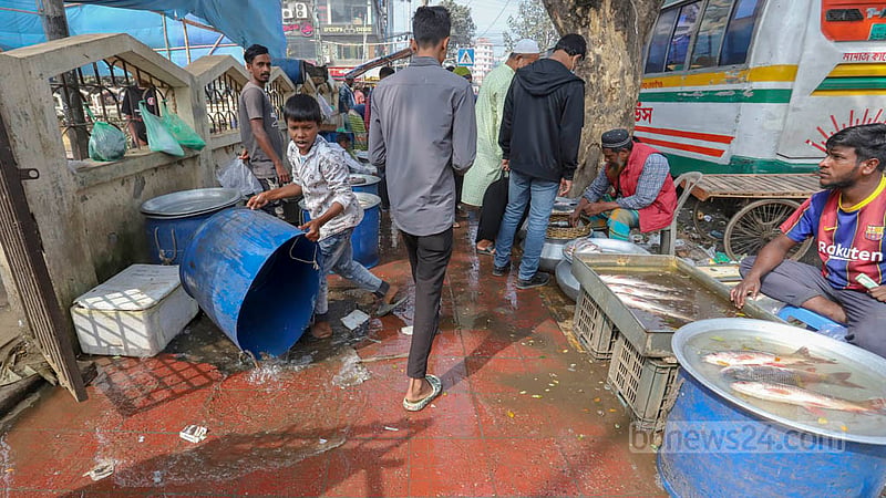 মিরপুর চিড়িয়াখানা রোডের ঈদগাঁ মাঠ এলাকায় ফুটপাতে গড়ে ওঠা বাজারের বর্জ্য ফেলা হচ্ছে সেখানেই; দুর্গন্ধের ভোগান্তিতে পথচারীরা। ছবি: আসিফ মাহমুদ অভি