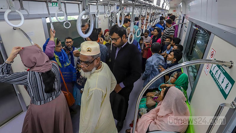 সাপ্তাহিক ছুটির দিন শনিবার সকালে আগারগাঁও স্টেশন থেকে ছেড়ে যাওয়া মেট্রোরেলে যাত্রীদের ভিড়। উত্তরার দিয়াবাড়ী থেকে আগারগাঁও পর্যন্ত চালু হওয়া মেট্রোট্রেন এখন পল্লবী স্টেশনেও থামছে। ছবি: আসিফ মাহমুদ অভি
