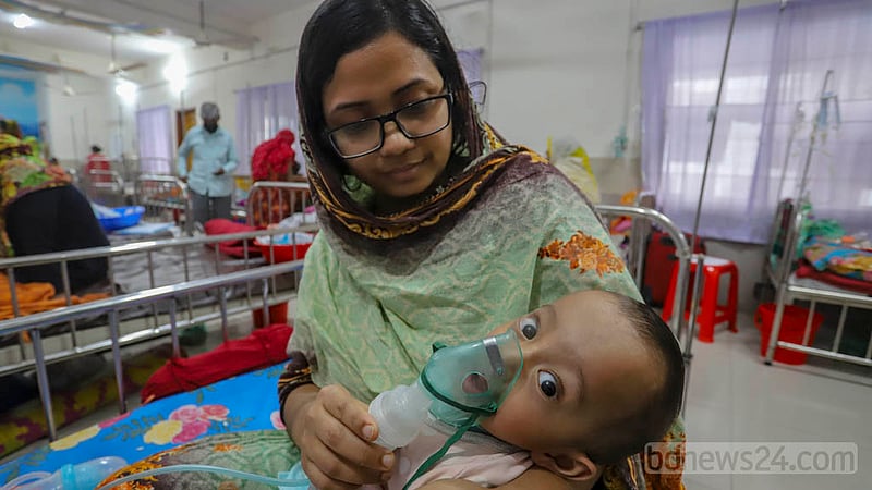 ঠাণ্ডাজনিত রোগে আক্রান্ত হয়ে ৯ দিন ধরে ঢাকা শিশু হাসপাতালে চিকিৎসা নিচ্ছে ১৪ মাস বয়সী সাবিত সিকদার। ছবি: আসিফ মাহমুদ অভি