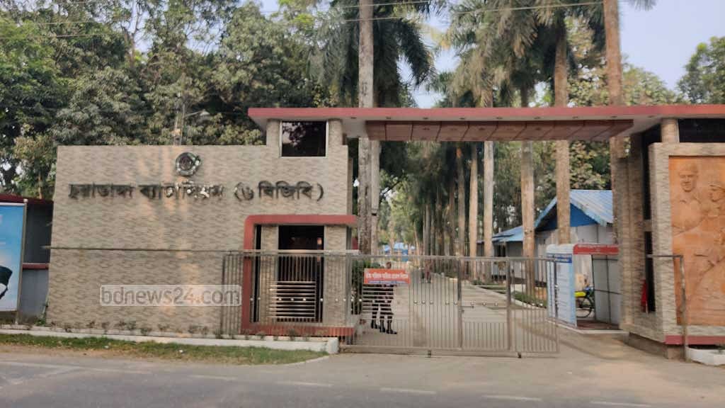 জুতায় করে ‘ভারতে পাচার’ হচ্ছিল স্বর্ণের বার