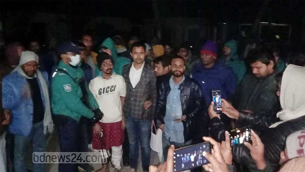 হাতকড়া-ডান্ডাবেড়ি নিয়ে মায়ের জানাজায় ছাত্রদল নেতা