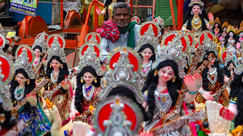 পুরান ঢাকার শাঁখারি বাজারে বিক্রি হচ্ছে সরস্বতীর প্রতিমা। বৃহস্পতিবার হবে পূজা, তার আগের দিন নানা আকারের প্রতিমা নিয়ে বসে আছে এক বিক্রেতা।&amp;nbsp;ছবি: মাহমুদ জামান অভি