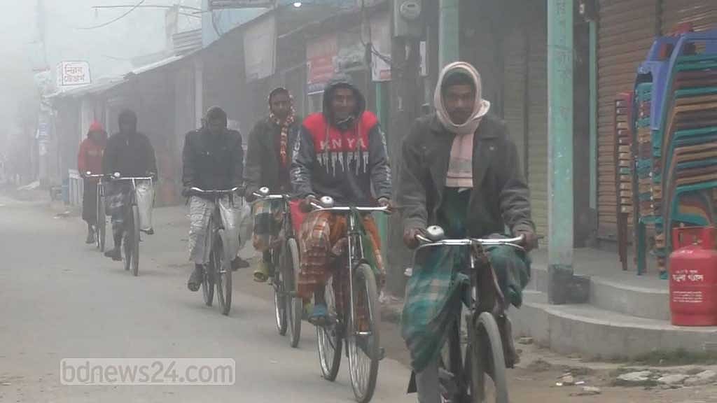শীতের কাঁপুনি বাড়াচ্ছে শৈত্যপ্রবাহ, চোখ রাঙাচ্ছে বৃষ্টি