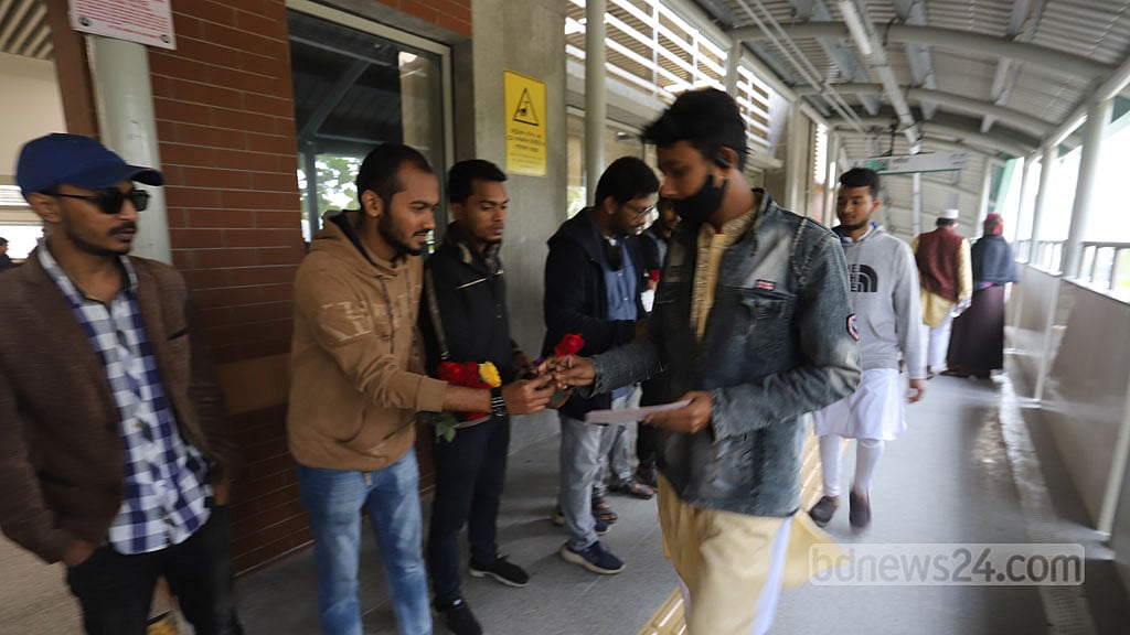 পল্লবী মেট্রো স্টেশনে গোলাপ দিয়ে বরণ