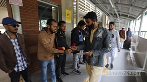 পল্লবী মেট্রো স্টেশনে গোলাপ দিয়ে বরণ