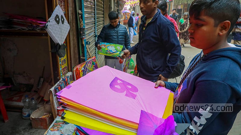 ‘সাকরাইন’ বা ঘুড়ি উৎসব উপলক্ষে পুরান ঢাকার শাঁখারীবাজার থেকে ঘুড়ি কিনে থাকেন নানা বয়সের মানুষ।&amp;nbsp;ছবি: মাহমুদ জামান অভি