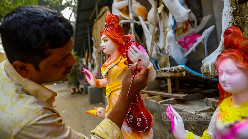 ঢাকা বিশ্ববিদ্যালয়ের জগন্নাথ হলে সরস্বতীর প্রতিমা তৈরিতে শেষ সময়ের কাজ করছেন এক কারিগর।&amp;nbsp;ছবি: মাহমুদ জামান অভি