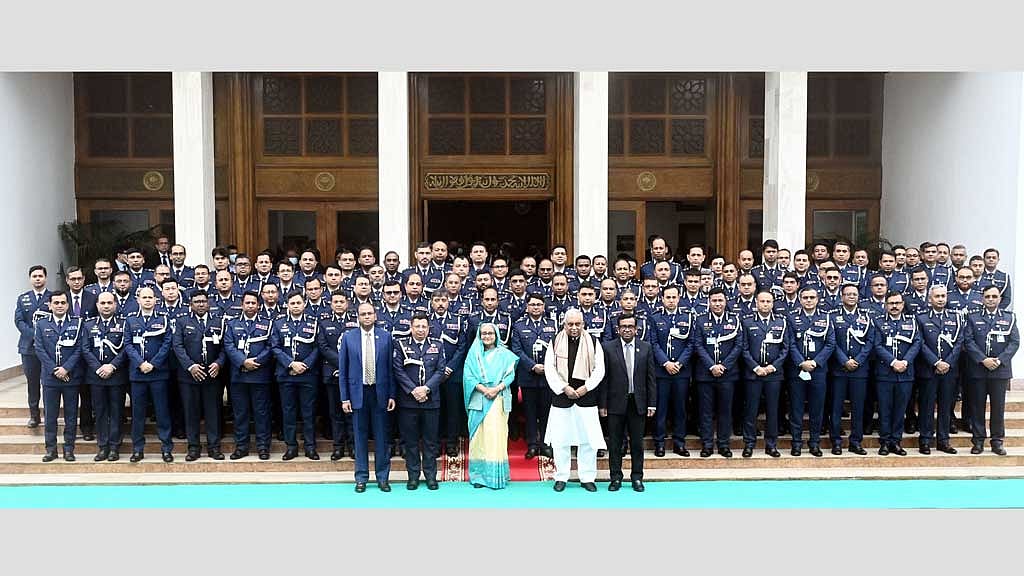 ‘অগ্নিসন্ত্রাসের’ সাহস যেন আর কেউ না পায়: পুলিশ বাহিনীকে প্রধানমন্ত্রী