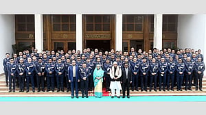 ‘অগ্নিসন্ত্রাসের’ সাহস যেন আর কেউ না পায়: পুলিশ বাহিনীকে প্রধানমন্ত্রী