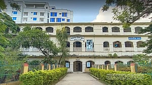 সন্তানকে ভালো স্কুলে দিতে প্রতারণায় অভিভাবক
