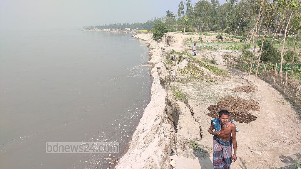 সিরাজগঞ্জে অসময়ে যমুনায় ভাঙন, আতঙ্কে মানুষ