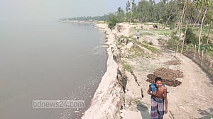 সিরাজগঞ্জে অসময়ে যমুনায় ভাঙন, আতঙ্কে মানুষ