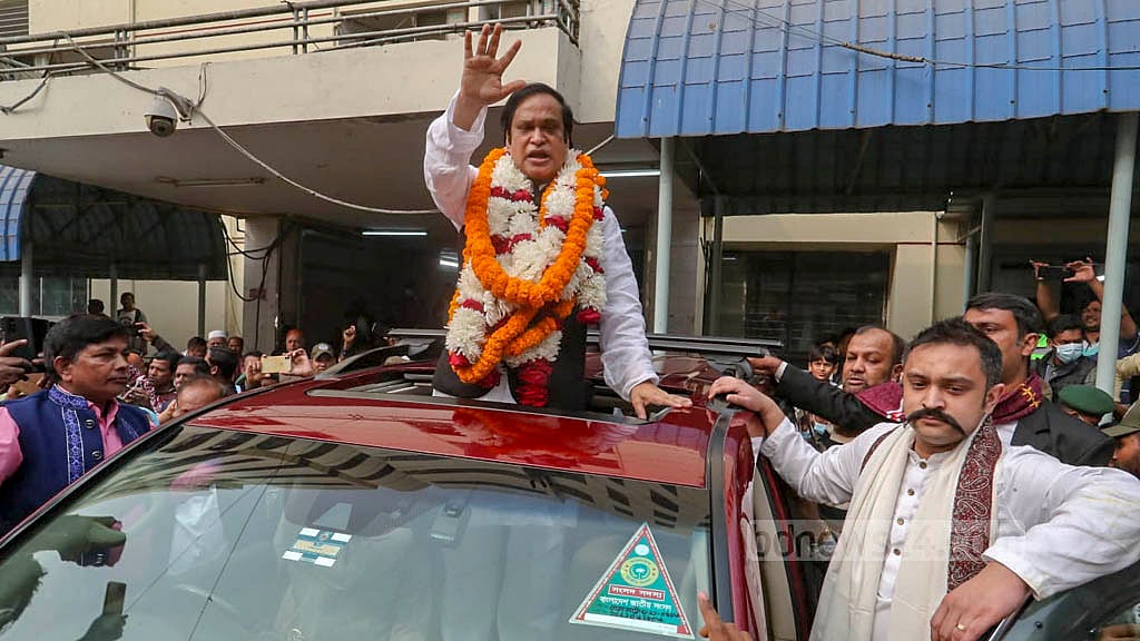 জামিনে মুক্ত হাজি সেলিম ফুলের মালা গলায় নিয়ে ছাড়লেন হাসপাতাল