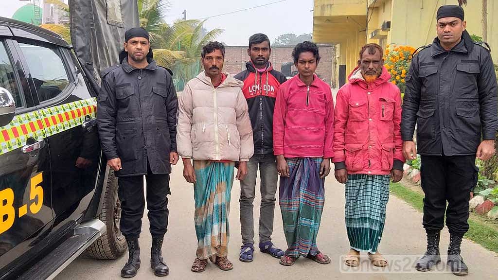 নাটোরে চোলাই মদসহ গ্রেপ্তার ৪