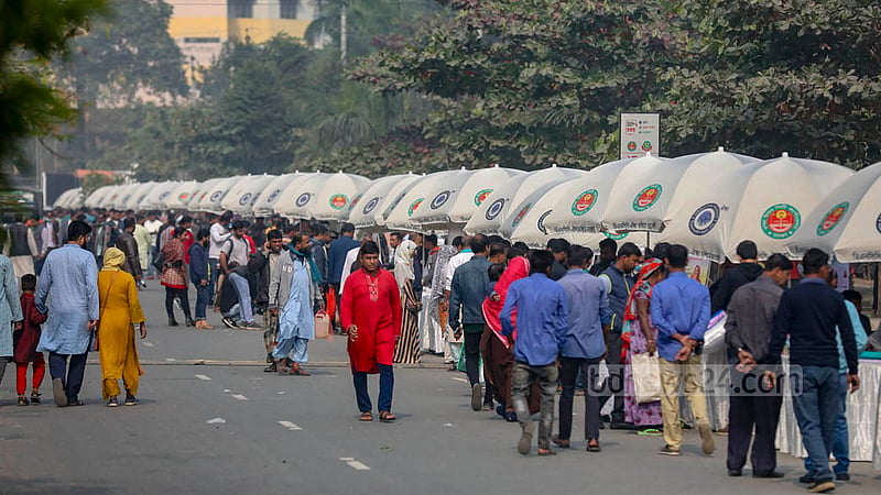 আগারগাঁওয়ের আইসিটি সড়কের উপর প্রথমবারের মত যাত্রা করল হলিডে মার্কেট। ছুটির দিন শুক্র ও শনিবার বসবে এই বাজার।