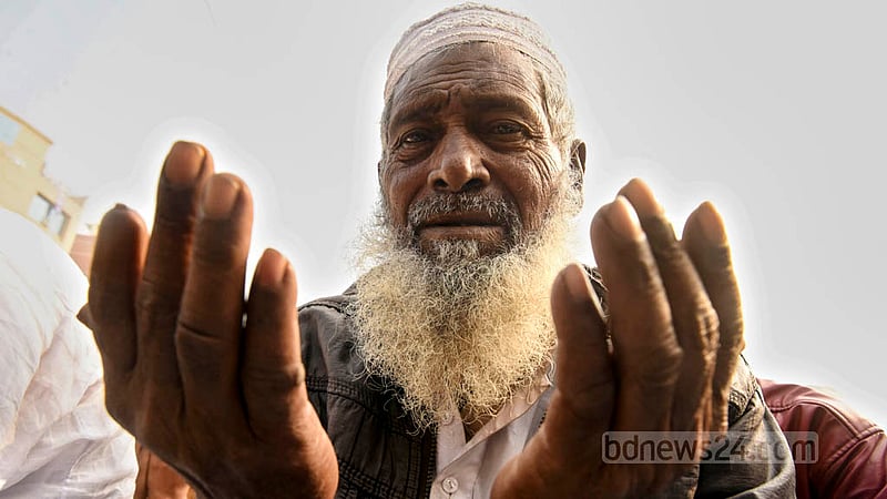 বিশ্ব ইজতেমার দ্বিতীয় পর্বের আখেরি মোনাজাতে রোববার অংশ নেয়া একজন।