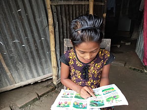 নতুন বইয়ের ঘ্রাণে দরিদ্র শিশুদের আনন্দ