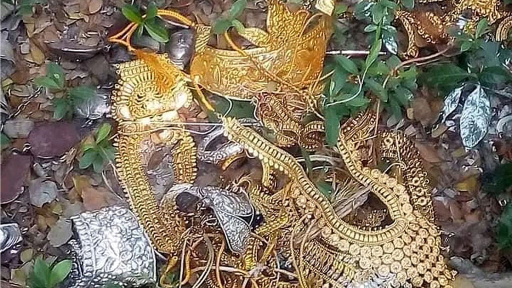 চট্টগ্রামে কালী মন্দিরের চুরি যাওয়া গয়না পড়ে ছিল পুকুর পাড়ে