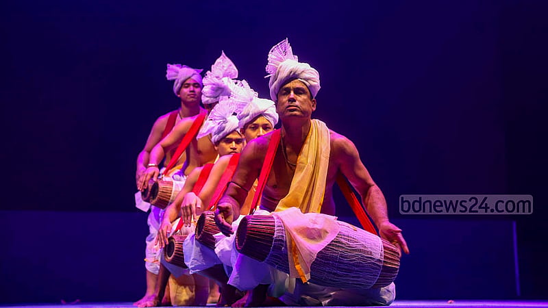 ঢাকা লিট ফেস্টের উদ্বোধন অনুষ্ঠানে বৃহস্পতিবার নৃত্য পরিবেশন করেন শিল্পীরা।&amp;nbsp;ছবি: মাহমুদ জামান অভি