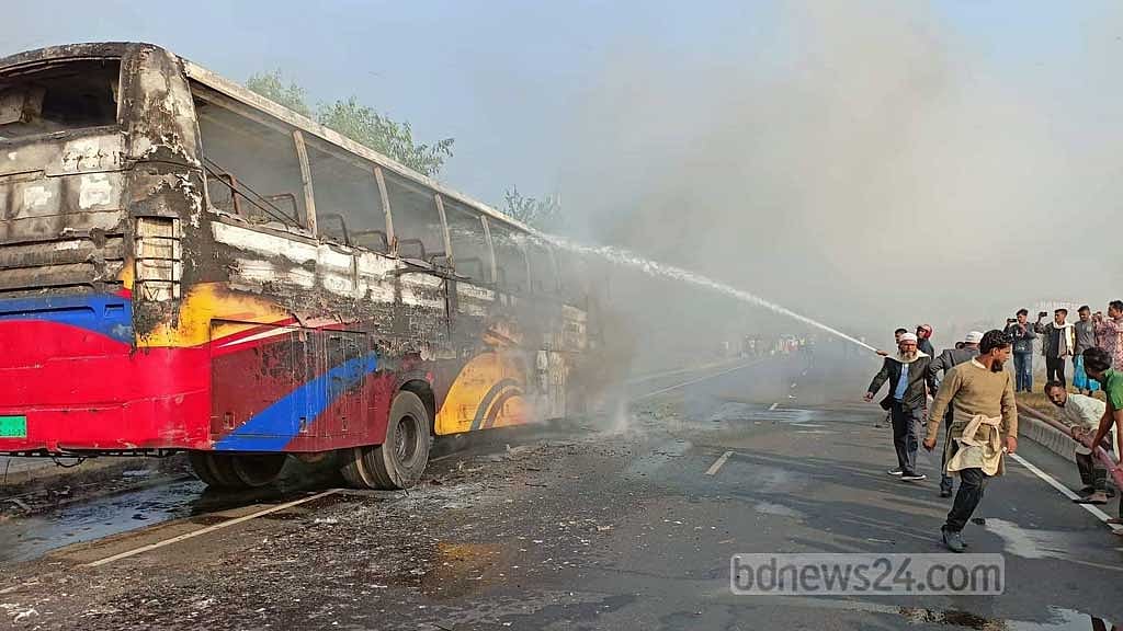 পদ্মাসেতুর এক্সপ্রেসওয়েতে বাসে আগুন