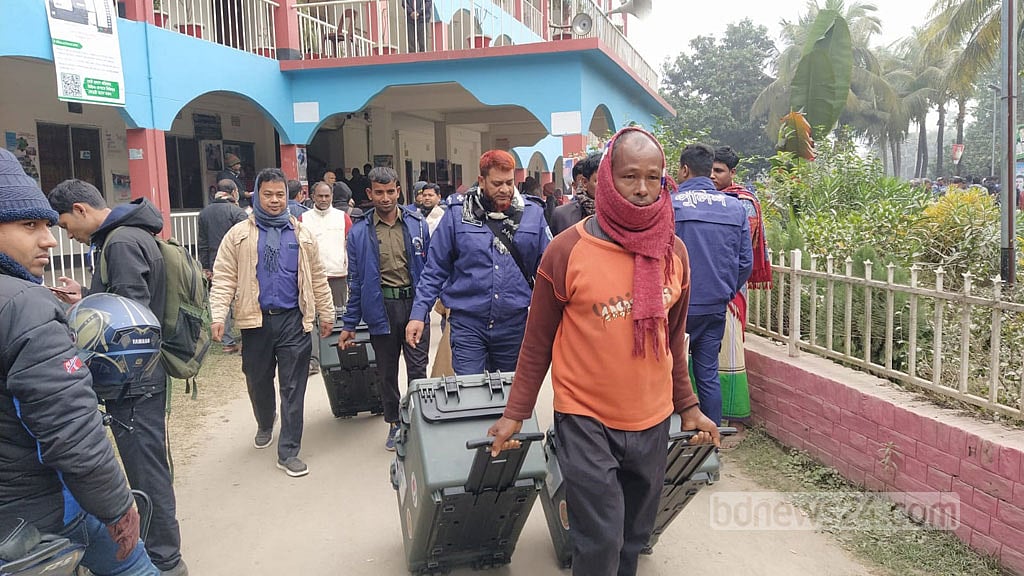 গাইবান্ধা-৫ উপনির্বাচনের পুনর্ভোট: কেন্দ্রে কেন্দ্রে পাঠানো হলো সরঞ্জাম