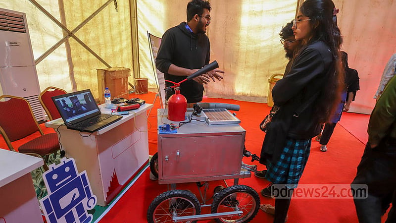 বঙ্গবন্ধু আন্তর্জাতিক সম্মেলন কেন্দ্রে আয়োজিত ডিজিটাল বাংলাদেশ মেলায় স্থান পেয়ে শিক্ষার্থী ও বিভিন্ন প্রতিষ্ঠানের উদ্ভাবিত দেশীয় প্রযুক্তি। ছবি: আসিফ মাহমুদ অভি