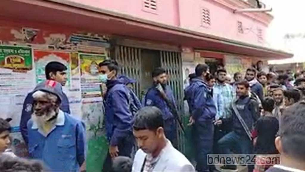 নরসিংদীতে ব্যাংকের ভেতর ২ আনসার সদস্যের মরদেহ