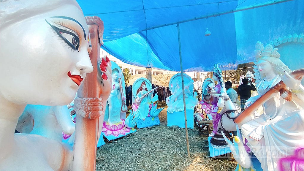 ৭৩ মণ্ডপে বিদ্যাদেবীর আরাধনার প্রস্তুতি ঢাবিতে