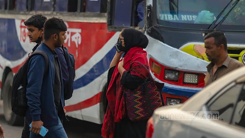 ঢাকার রামপুরা ব্রিজের ব্যস্ত সড়ক পার হওয়ার সময়ও কানে মোবাইল রেখে কথা বলছিলেন এই নারী।&amp;nbsp;ছবি: মাহমুদ জামান অভি
