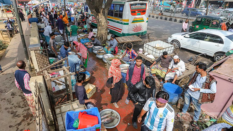 ঢাকার মিরপুর চিড়িয়াখানা রোডের ঈদগাঁ মাঠ এলাকায় সড়কের একাংশ ও ফুটপাত দখল করে বসেছে বাজার। ছবি: আসিফ মাহমুদ অভি