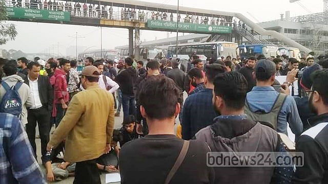 বিশ্ববিদ্যালয় ছাত্রীর মৃত্যুতে বিমানবন্দর সড়ক অবরোধ, বিক্ষোভ