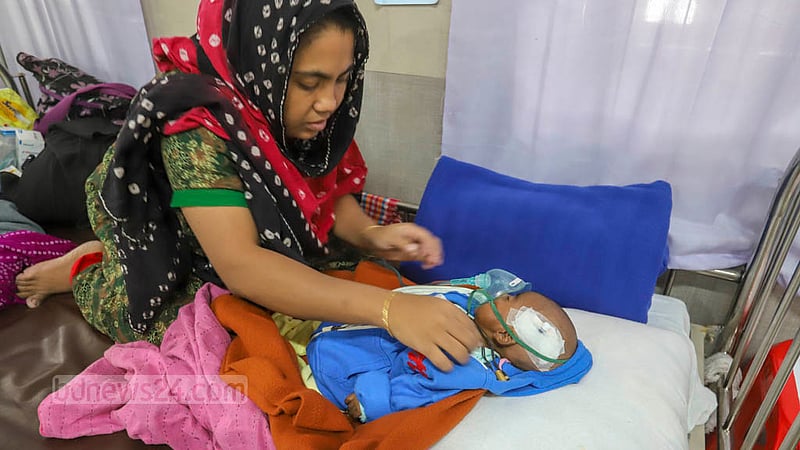 ঠাণ্ডাজনিত রোগে আক্রান্ত হয়ে ৮ দিন ধরে ঢাকা শিশু হাসপাতালে ভর্তি আড়াই মাস বয়সী তানজিল। ছবি: আসিফ মাহমুদ অভি