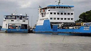 পাটুরিয়া-দৌলতদিয়া: কুয়াশায় সাড়ে ৪ ঘণ্টা বন্ধ থাকল ফেরি