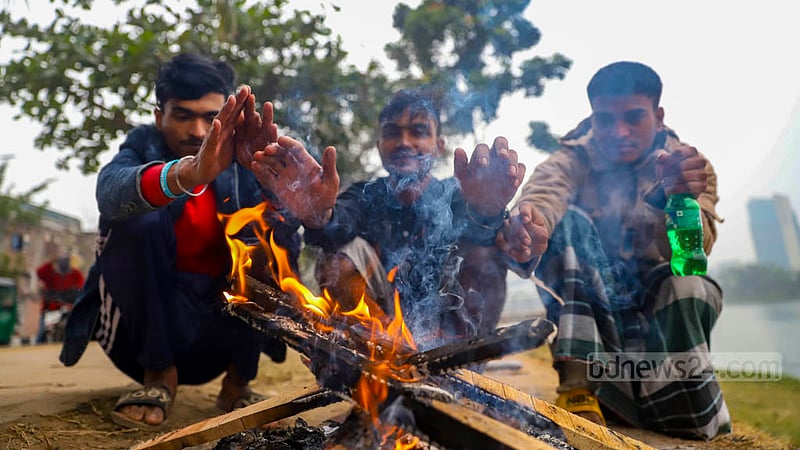 ঢাকার কোথাও কোথাও উত্তরী হাওয়া থেকে বাঁচতে আগুন জ্বালিয়ে চলছে গা গরম রাখার চেষ্টা।&amp;nbsp;ছবি: মাহমুদ জামান অভি