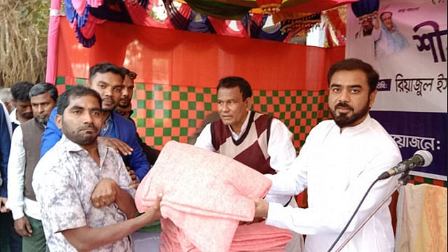 চুয়াডাঙ্গায় মিনিস্টার গ্রুপ চেয়ারম্যানের শীতবস্ত্র বিতরণ