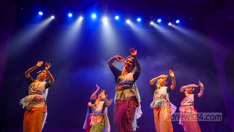 ঢাকা লিট ফেস্টের উদ্বোধন অনুষ্ঠানে বৃহস্পতিবার নৃত্য পরিবেশন করেন শিল্পীরা।&amp;nbsp;ছবি: মাহমুদ জামান অভি