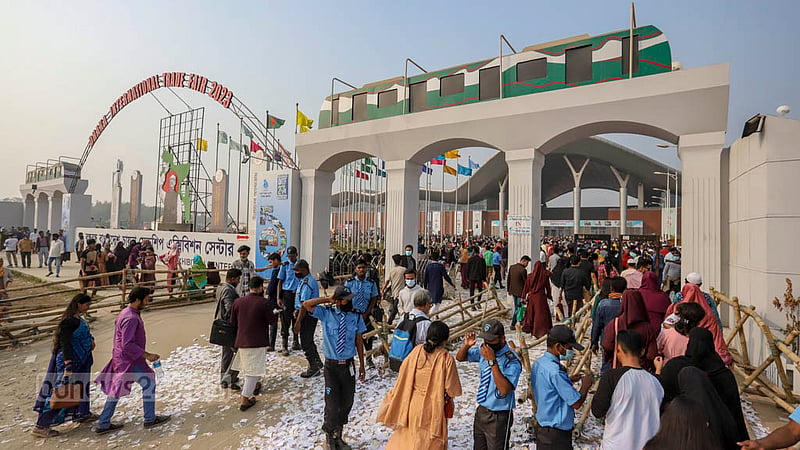 পূর্বাচলে মাসব্যাপী ঢাকা আন্তর্জাতিক বাণিজ্য মেলার এবারের প্রবেশদ্বার তৈরি করা হয়েছে মেট্রোরেলের আদলে। ছবি: আসিফ মাহমুদ অভি