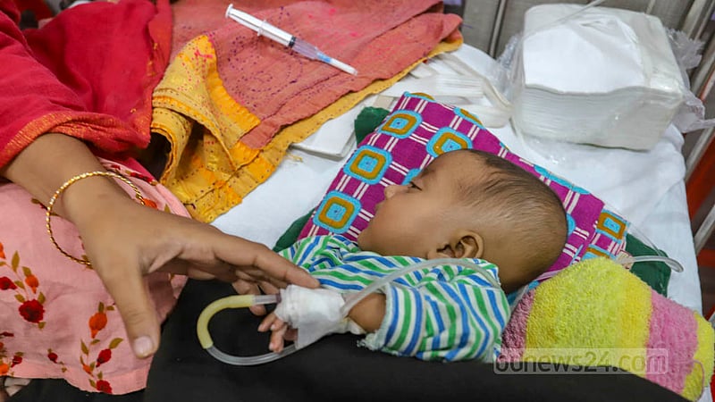 আদাবর থেকে আসা মুক্তা ঠাণ্ডাজনিত রোগে আক্রান্ত হয়ে দুই দিন ধরে ঢাকা শিশু হাসপাতালে চিকিৎসাধীন আছে। ছবি: আসিফ মাহমুদ অভি